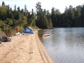 Bivouac, tente, kayak klepper sur la plage aux loups